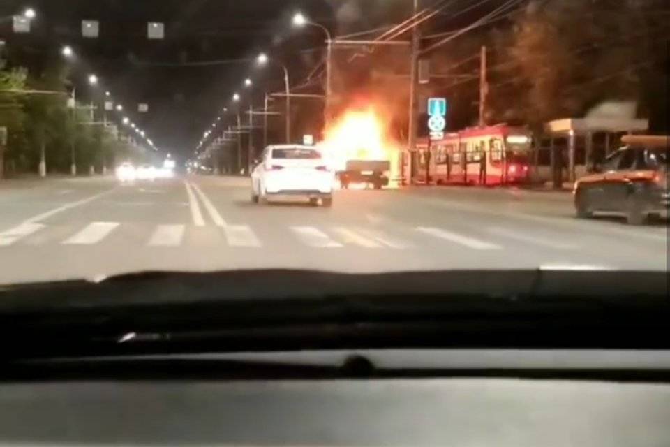 Сгорел автобус волгоград. В центре Волгограда загорелась Kia Rio.