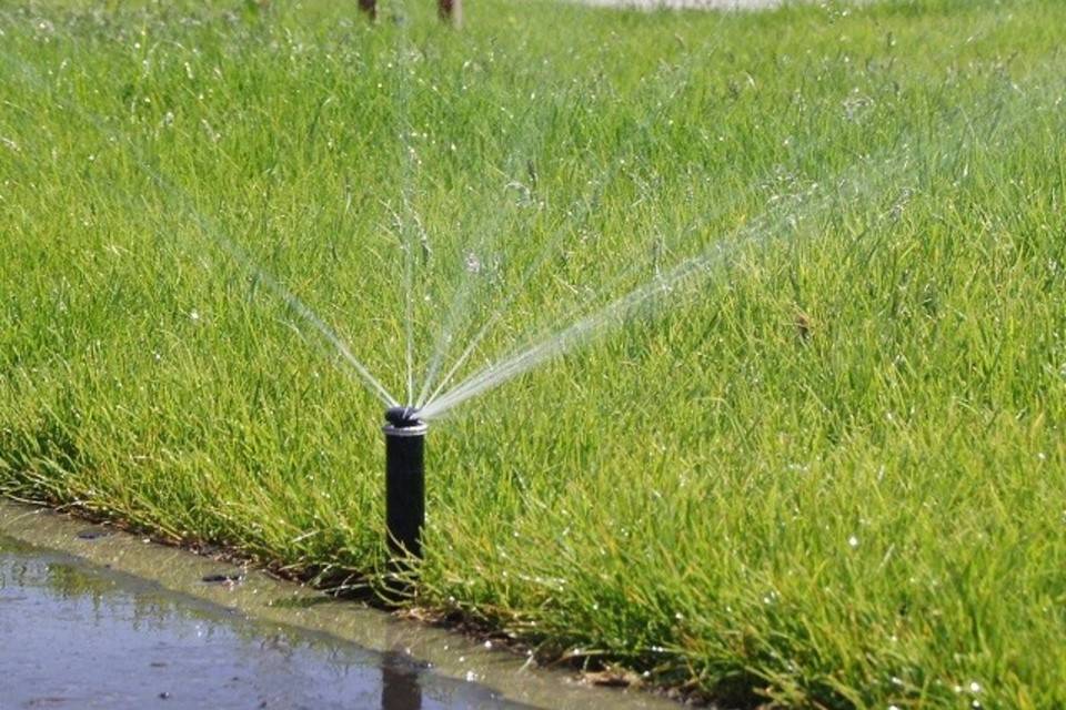 В Волгограде на улице Казахской смонтировали поливочный водопровод