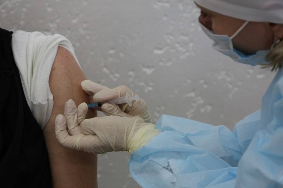 Список обязательных к вакцинации работников утвердили в Волгоградской области