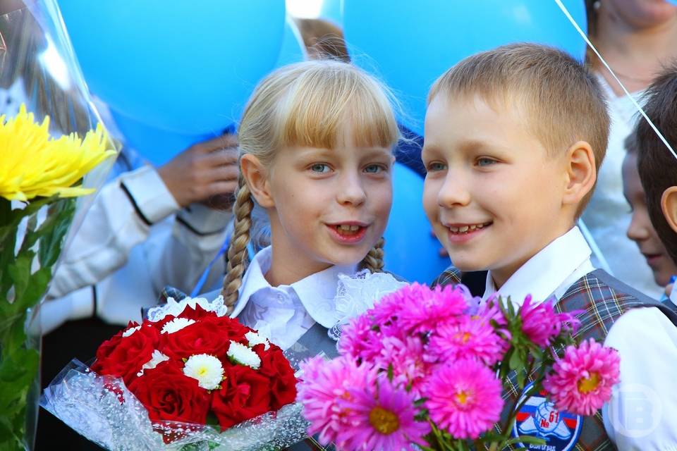 Волгоградцам ускорят выплаты 10 тысяч рублей на школьников