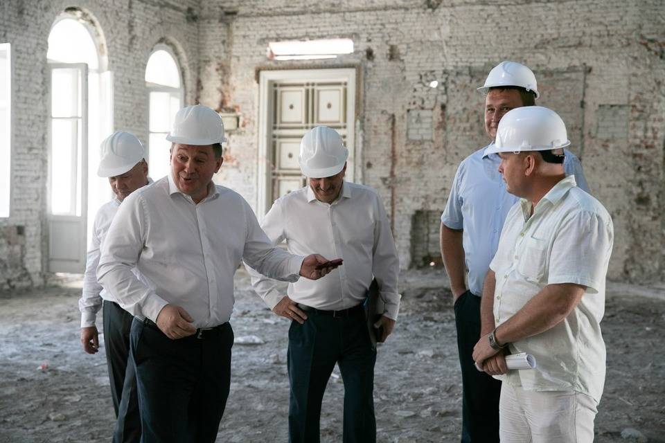 Утереть слезы и усердно работать посоветовал подрядчику «Победы» Андрей Бочаров