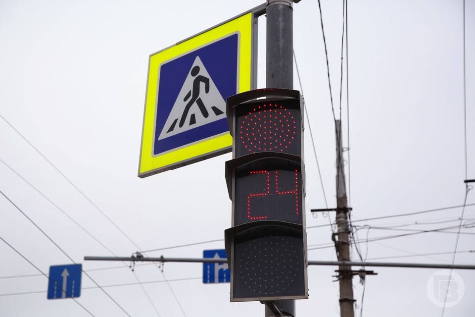 На дорогах Волгограда и области установят 4000 дорожных знаков и 90 светофоров