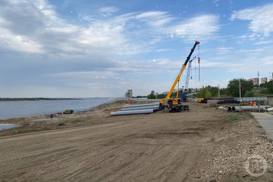 Губернатор инспектирует новый участок берегоукрепления в Волгограде