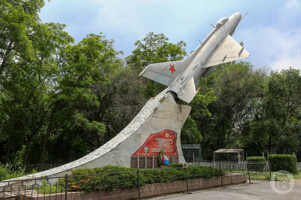 В Волгограде началась реставрация памятника «Самолёт МиГ-21»