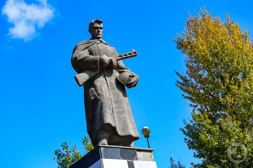 В Волгограде начали приводить в порядок братскую могилу в парке Гагарина