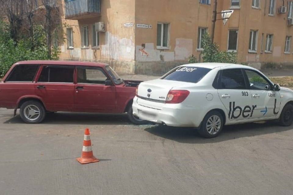 Таксист в Волжском отправил пассажирку в больницу