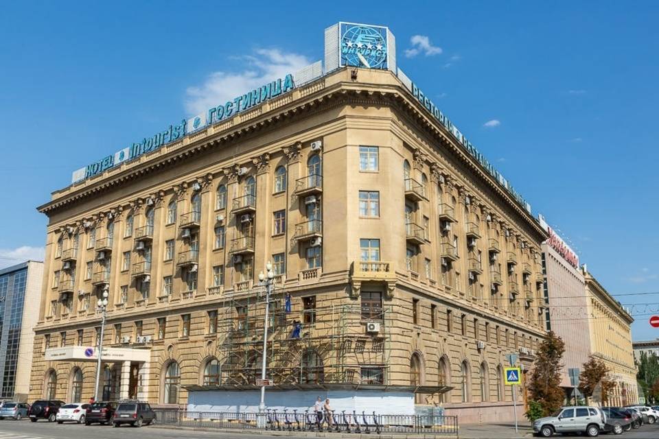 Покроют спецштукатуркой: в Волгограде обновляют фасад гостиницы «Интурист»