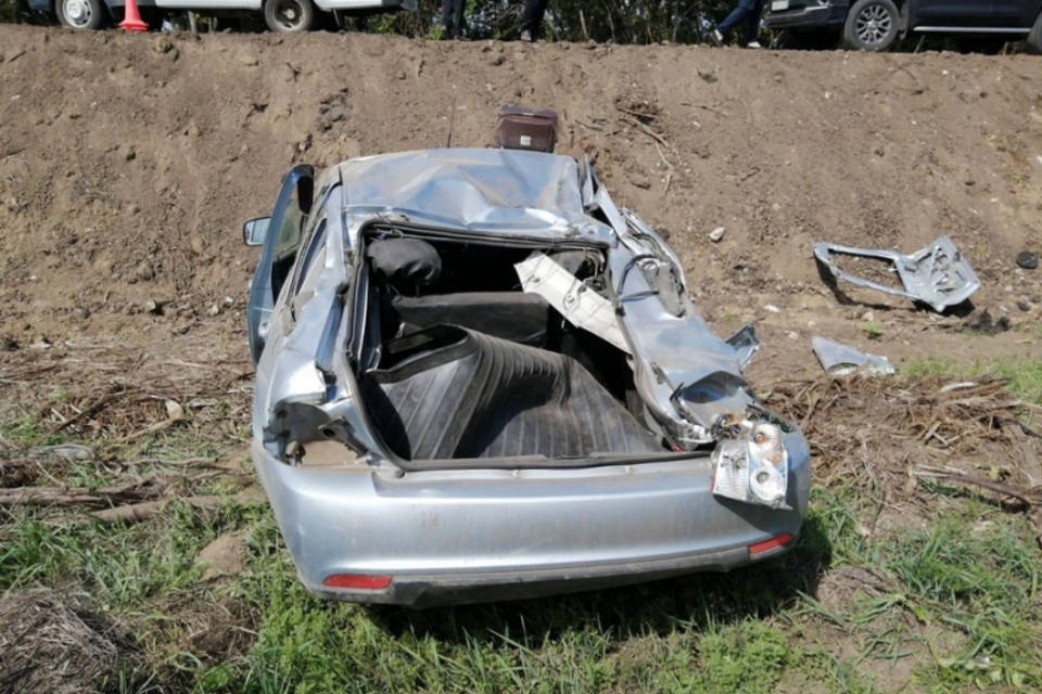 В Волгоградской области в перевернувшейся машине погиб человек