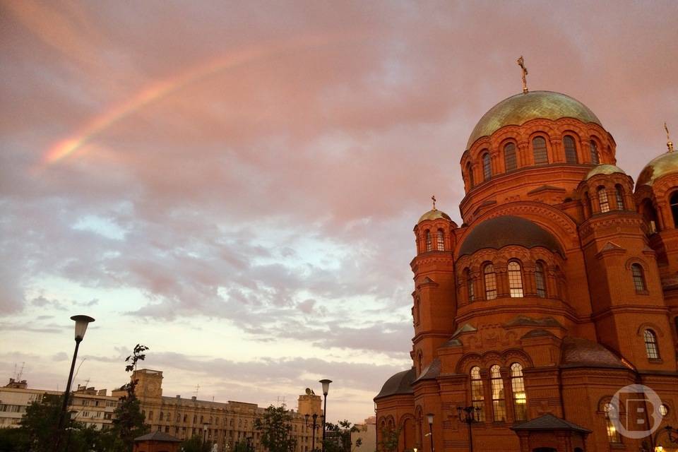 Собор Александра Невского в Волгограде озарила радуга