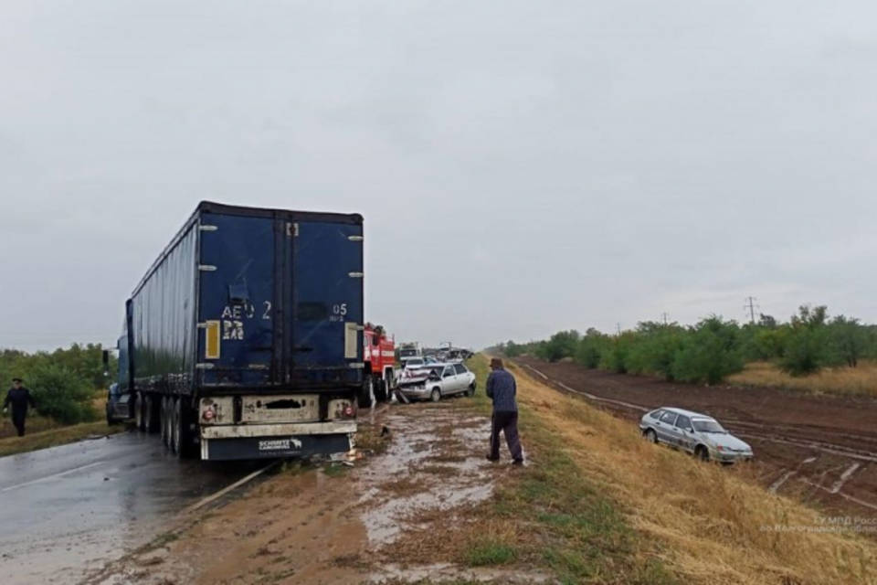 В Волгоградской области в ДТП с фурой пострадали 3 человека