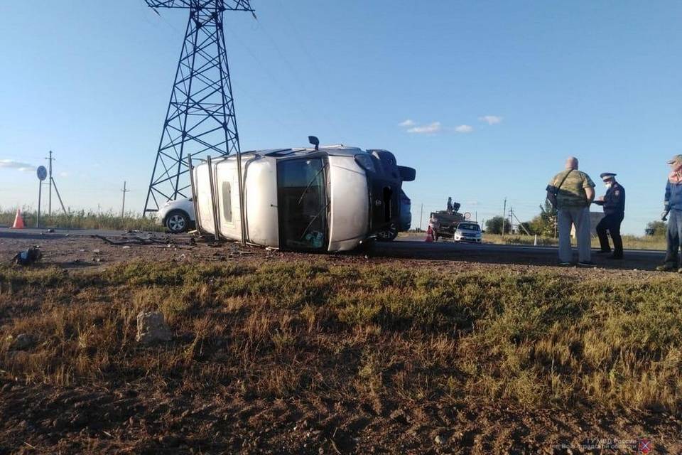 Под Волгоградом иномарка «завалила» на бок фургон