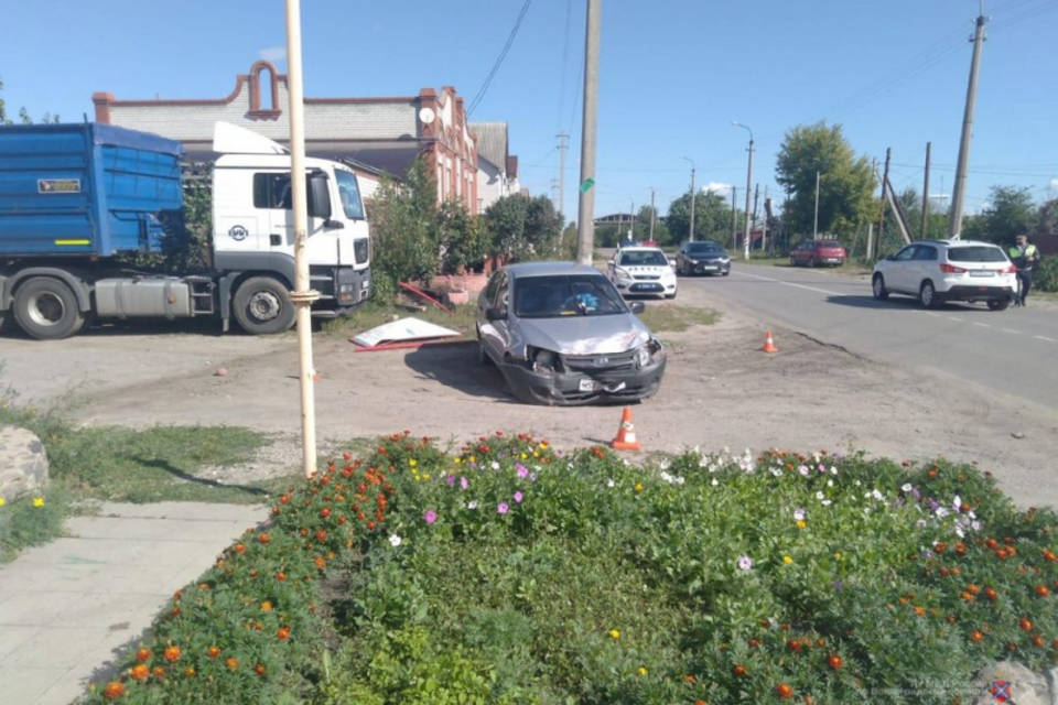 В Урюпинске женщина-водитель пострадала из-за наезда на клумбу
