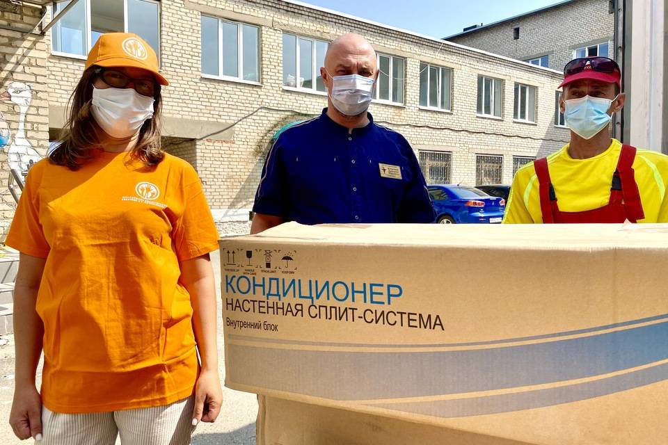 Волонтёры «ЕвроХим-ВолгаКалия» передали больнице новую партию благотворительной помощи