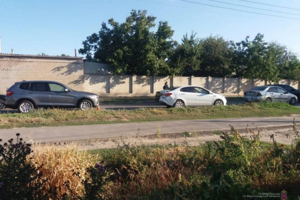 Автомобиль BMW X3 собрал «паровозик» из трёх машин в Волгограде