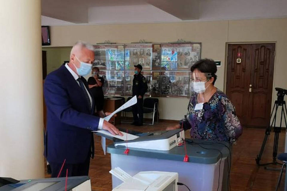 Спикер облдумы проголосовал в Ворошиловском районе Волгограда