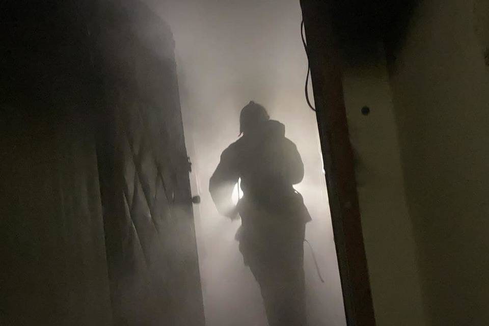 На видео попал пожар в жилом доме в центре Волгограда