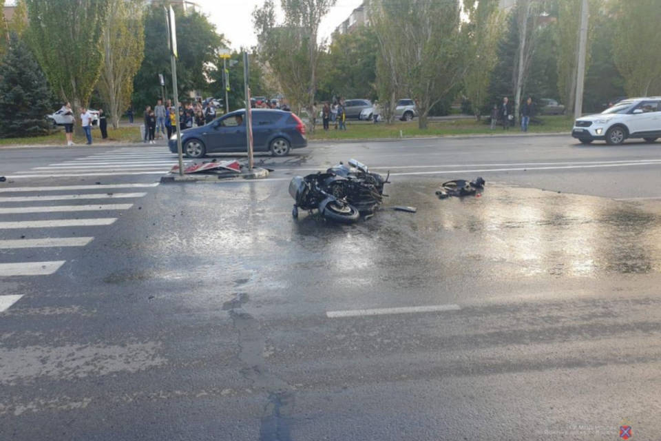 В Волжском мотоциклист влетел в дорожные знаки и бордюр