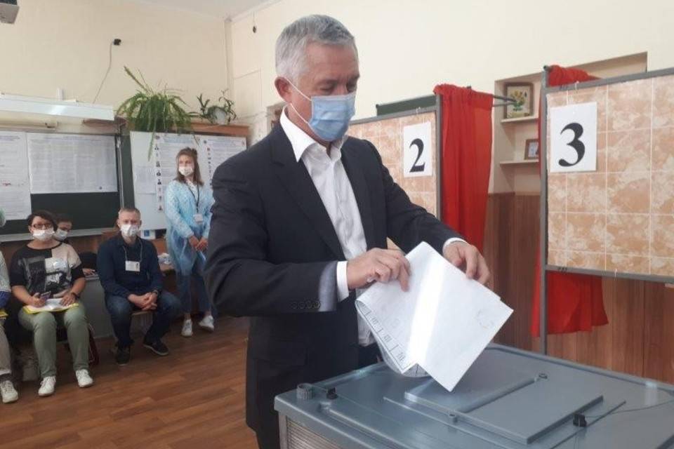 Председатель Волгоградской гордумы Владлен Колесников проголосовал на своем УИК