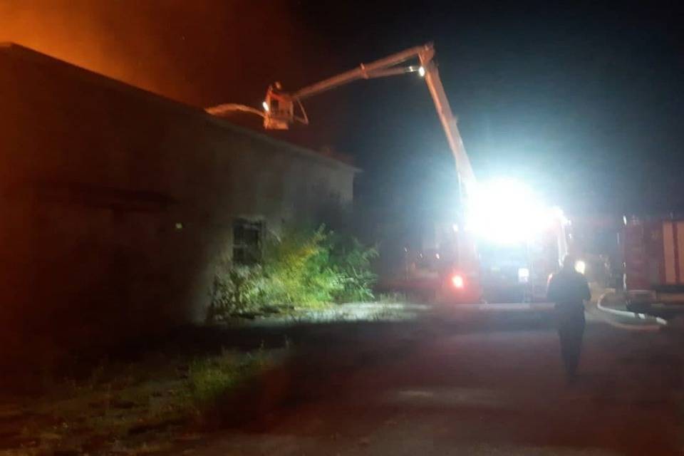 Крупный пожар тушат в поселке ГЭС Волгограда