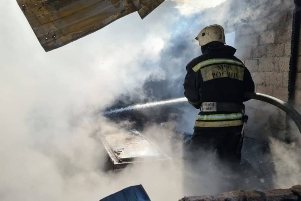 На севере Волгограда рядом с психбольницей вспыхнул пожар