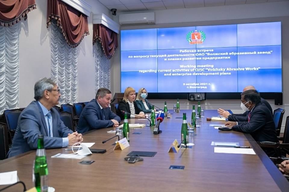 Андрей Бочаров обсудил с руководством Волжского абразивного завода важные проекты