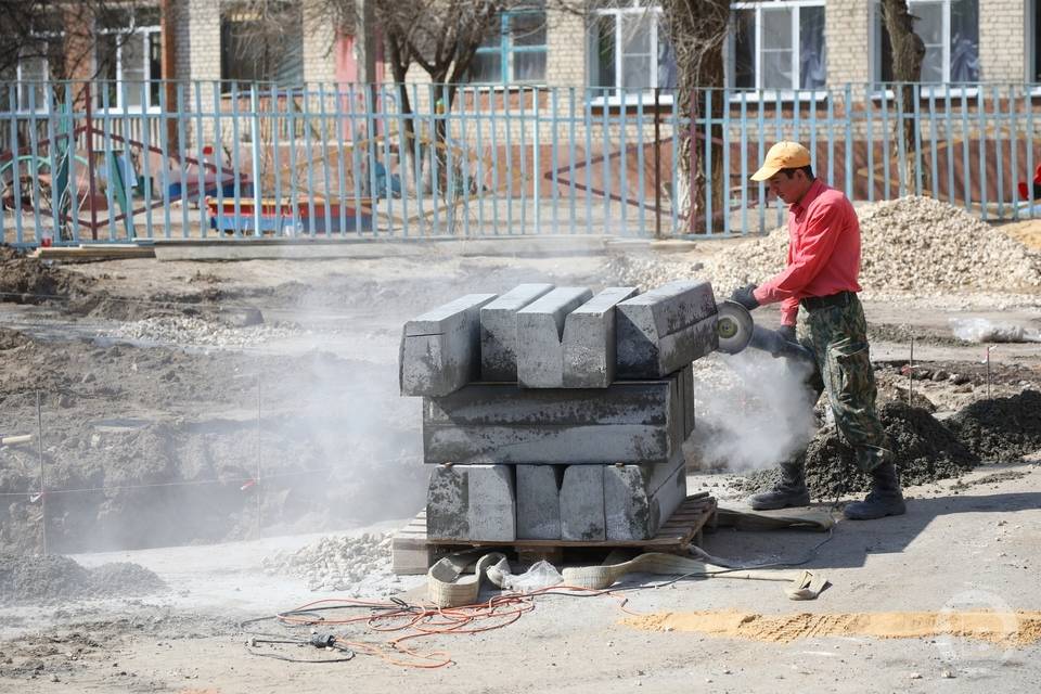 Проезд к детсаду и будущей школе приводят в порядок в Волгограде