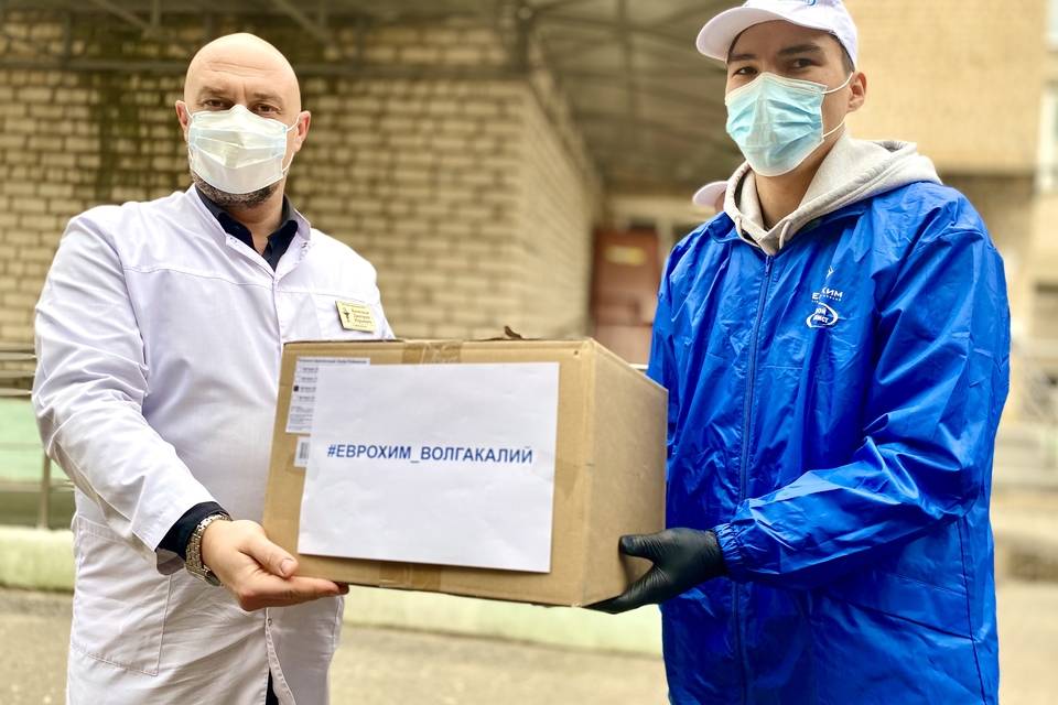 Волонтеры «ЕвроХим-ВолгаКалия» передали больнице очередную партию средств защиты