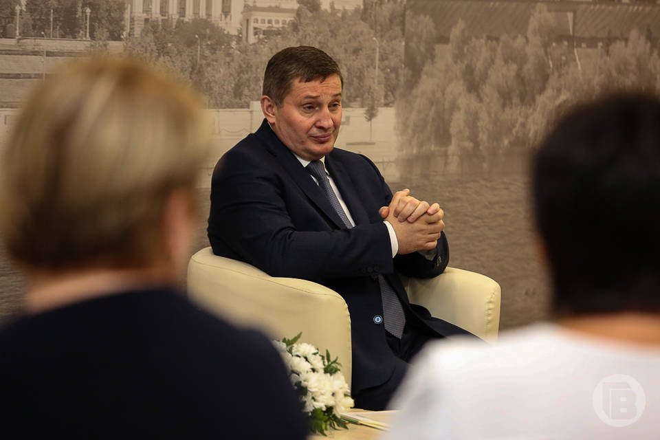 Политолог опроверг фейк об уходе Андрея Бочарова с поста губернатора