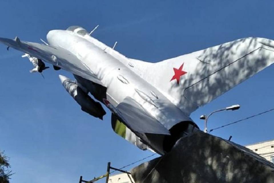 В Волгограде вернули боевую окраску памятнику «Самолет МиГ-21»