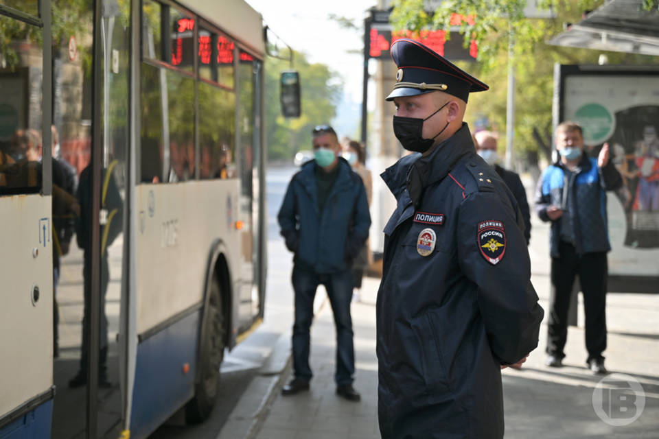 В волгоградских автобусах ловят и штрафуют безмасочников