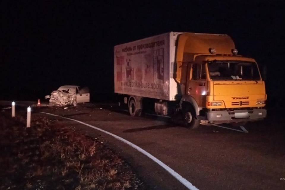 В ДТП под Волгоградом иномарка врезалась в грузовик: погиб водитель