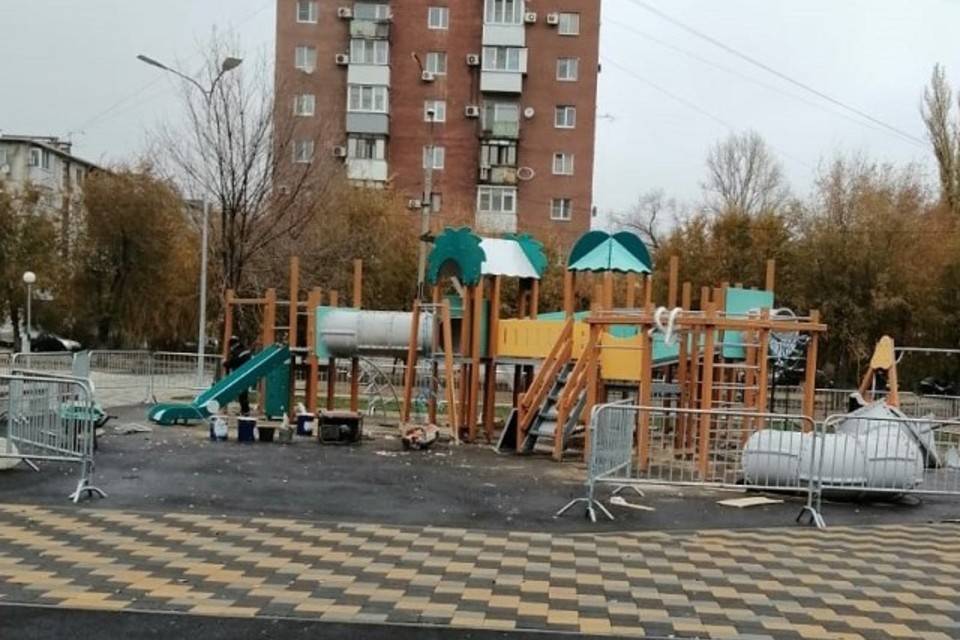 Будет весело играть: в парке «50 лет Октября» Волгограда обустраивают детские площадки