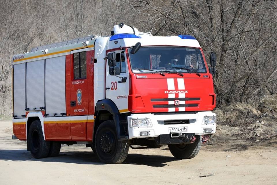 Американский тягач ночью сгорел в Дзержинском районе Волгограда