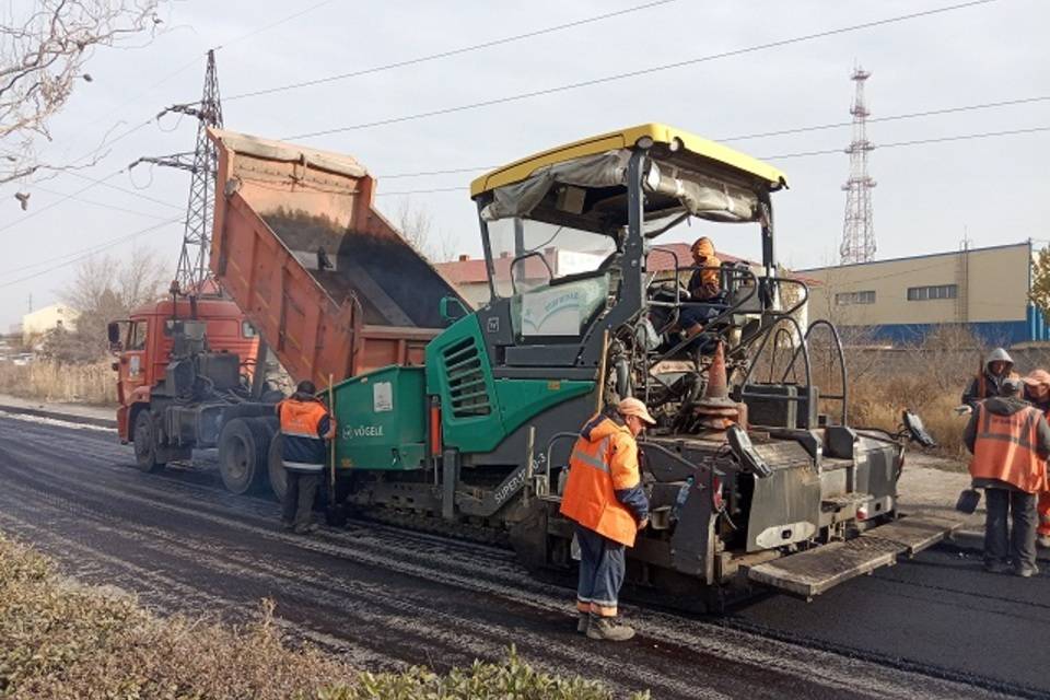 На проезде Нефтяников в Волгограде делают дорогу