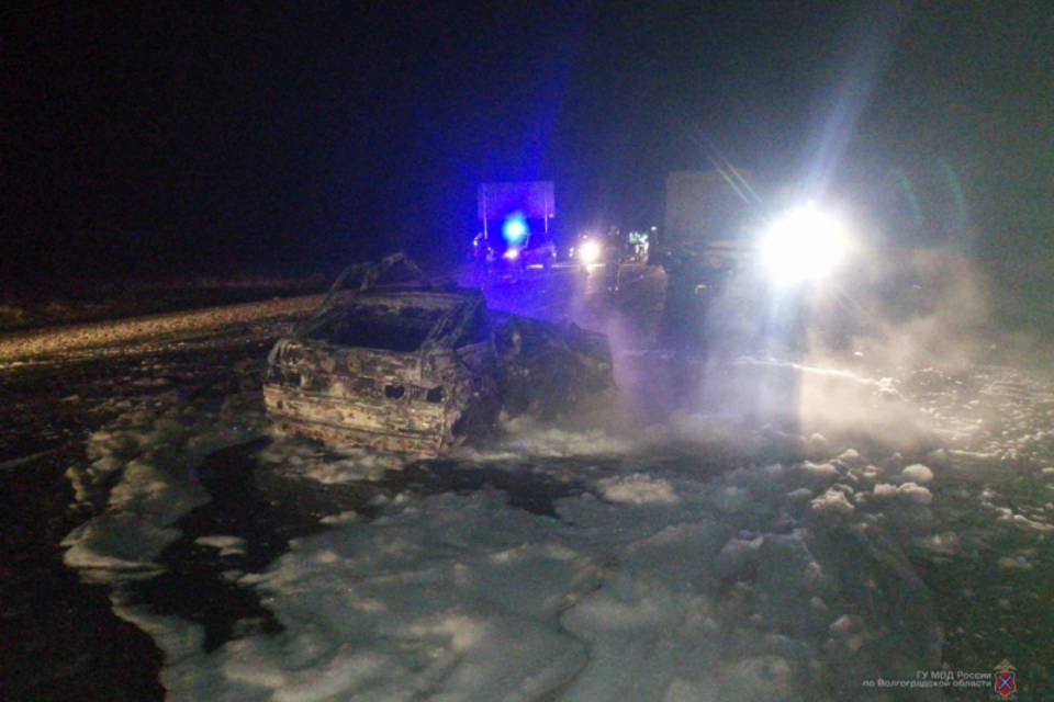 Под Волгоградом в ДТП с фурой в огне погибли 3 человека