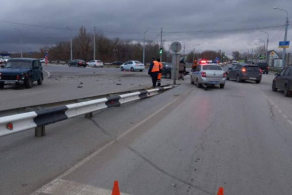 Под Волгоградом 17-летний пассажир пострадал в аварии с двумя «Нивами»