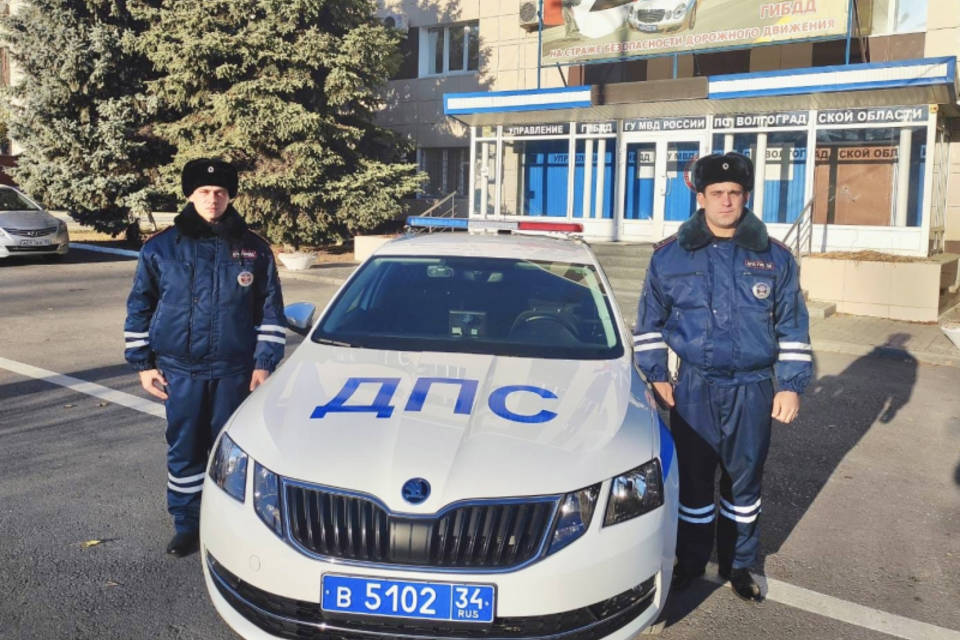 В Волгограде сотрудники ДПС спасли задыхавшегося на дороге мужчину