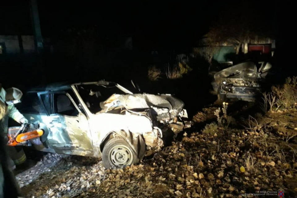 В Волгоградской области ночная авария унесла жизни двух человек