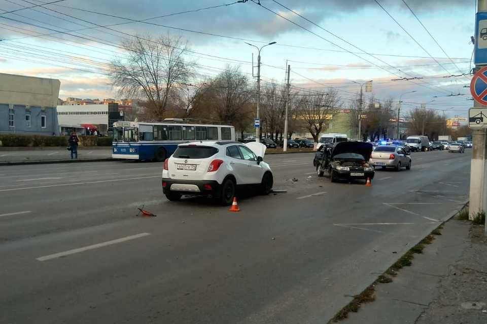 В тройном ДТП в Волгограде с участием троллейбуса и легковушек пострадали три человека