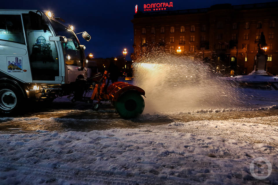 Расчищать волгоградские дороги от снега будут 16 спецмашин