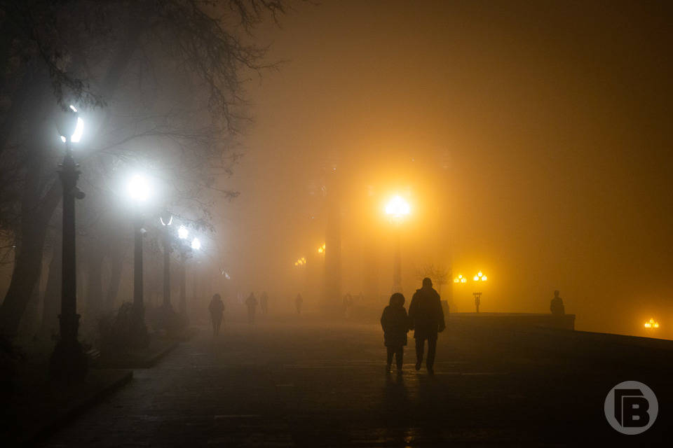 На дорогах Волгограда нулевая видимость из-за плотного тумана