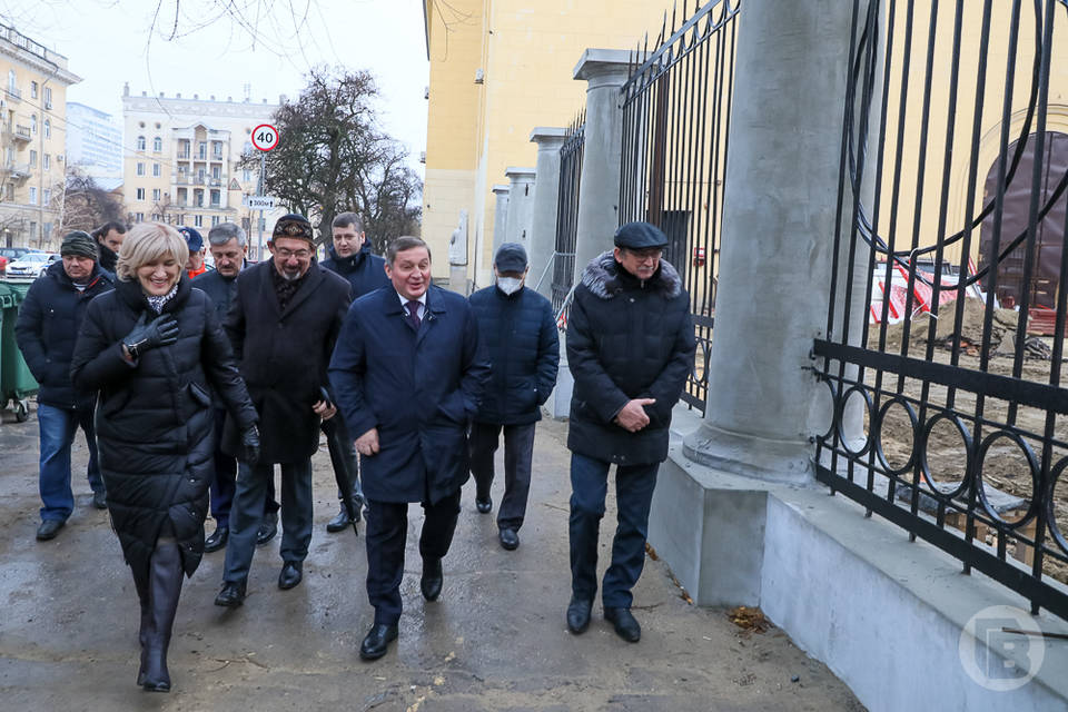 Волгоградский губернатор начал утро с посещения театра