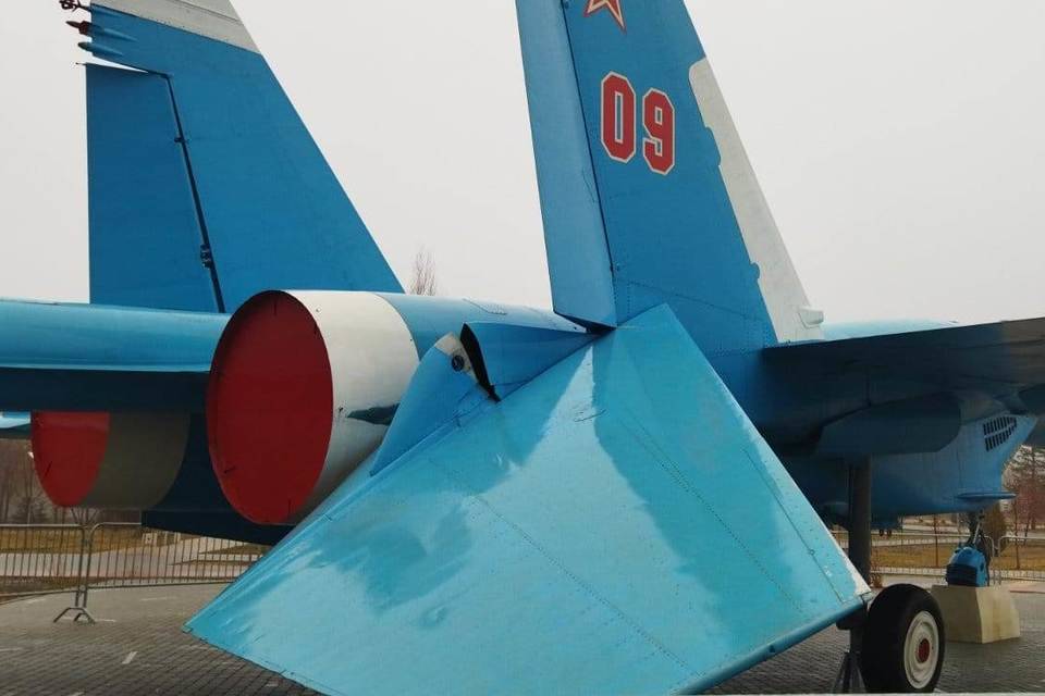 Вандалы повредили хвост истребителя Су-27 в парке Волгограда