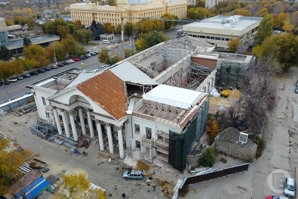 Легендарную «Победу» заливают бетоном: в Волгограде продолжается реконструкция кинотеатра