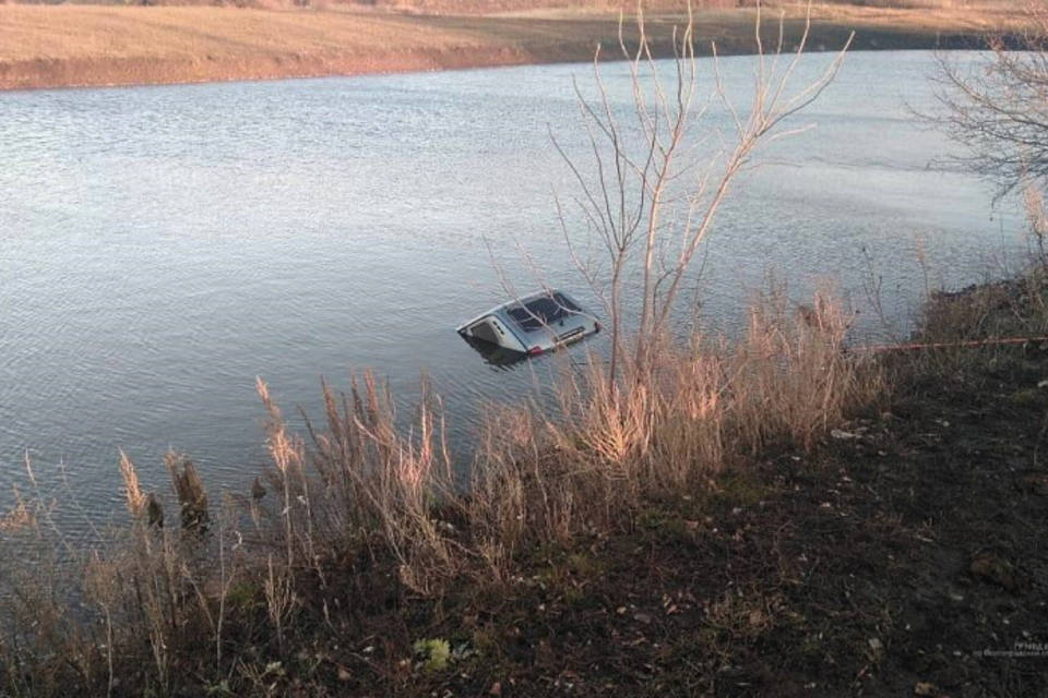 Машину с телом водителя внутри обнаружили в пруду под Волгоградом