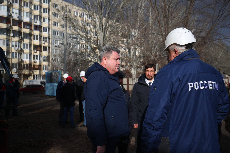 Заместитель губернатора побывал на месте взрыва подстанции в Волгограде
