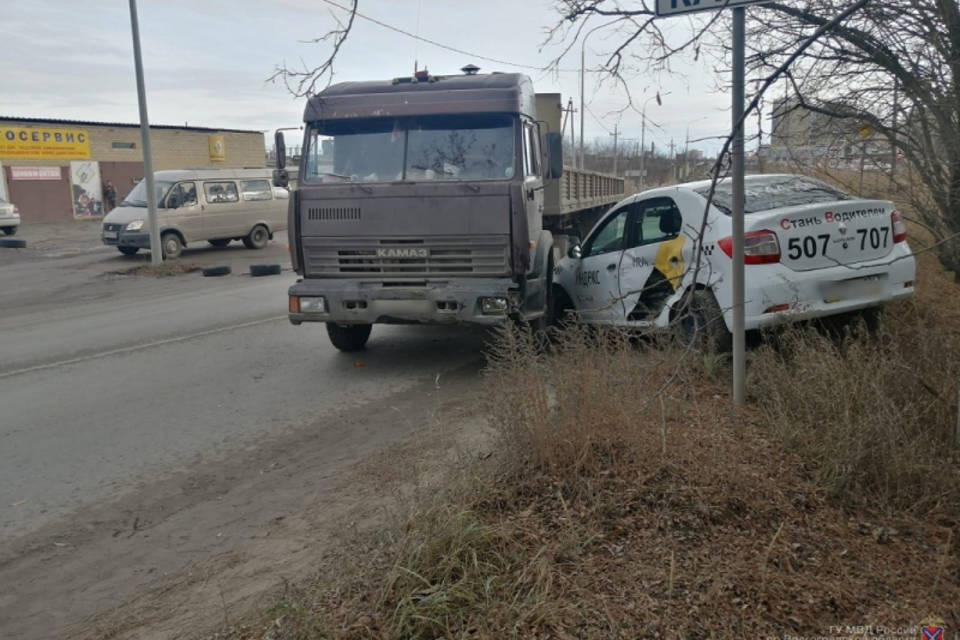 В Волгограде в ДТП с КамАЗом пострадал 58-летний водитель такси