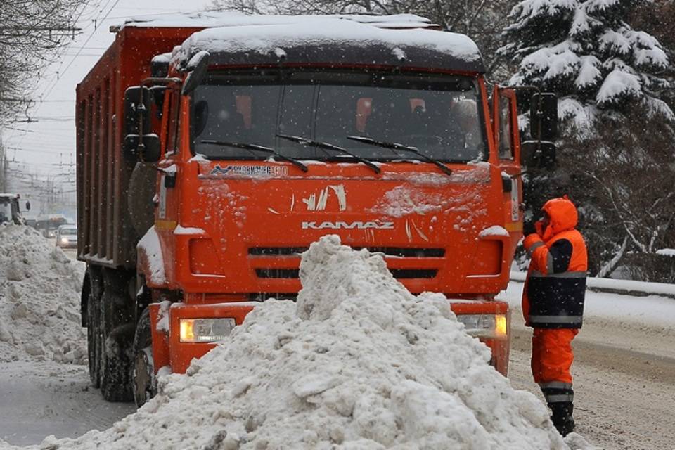 Под Волгоградом дорожные службы устранили снежный затор на федеральной трассе