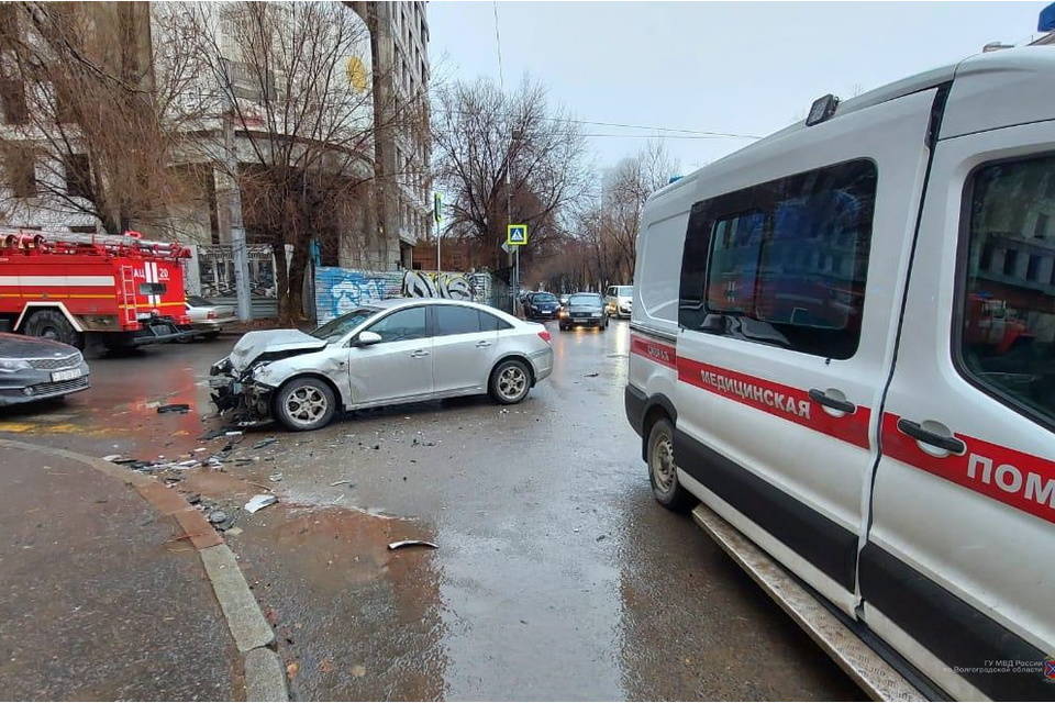 19-летняя девушка устроила ДТП в центре Волгограда, пострадал подросток