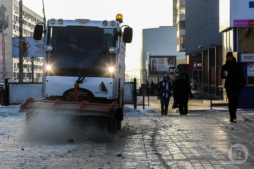 Из-за ледяного дождя увеличили группировку спецтехники на дорогах Волгограда